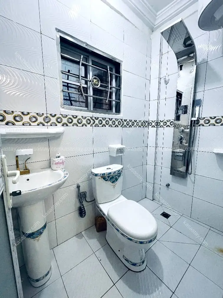 Chambre 009 de style continental, confortable et entièrement meublée, luxueuse, située dans un Tatam 4