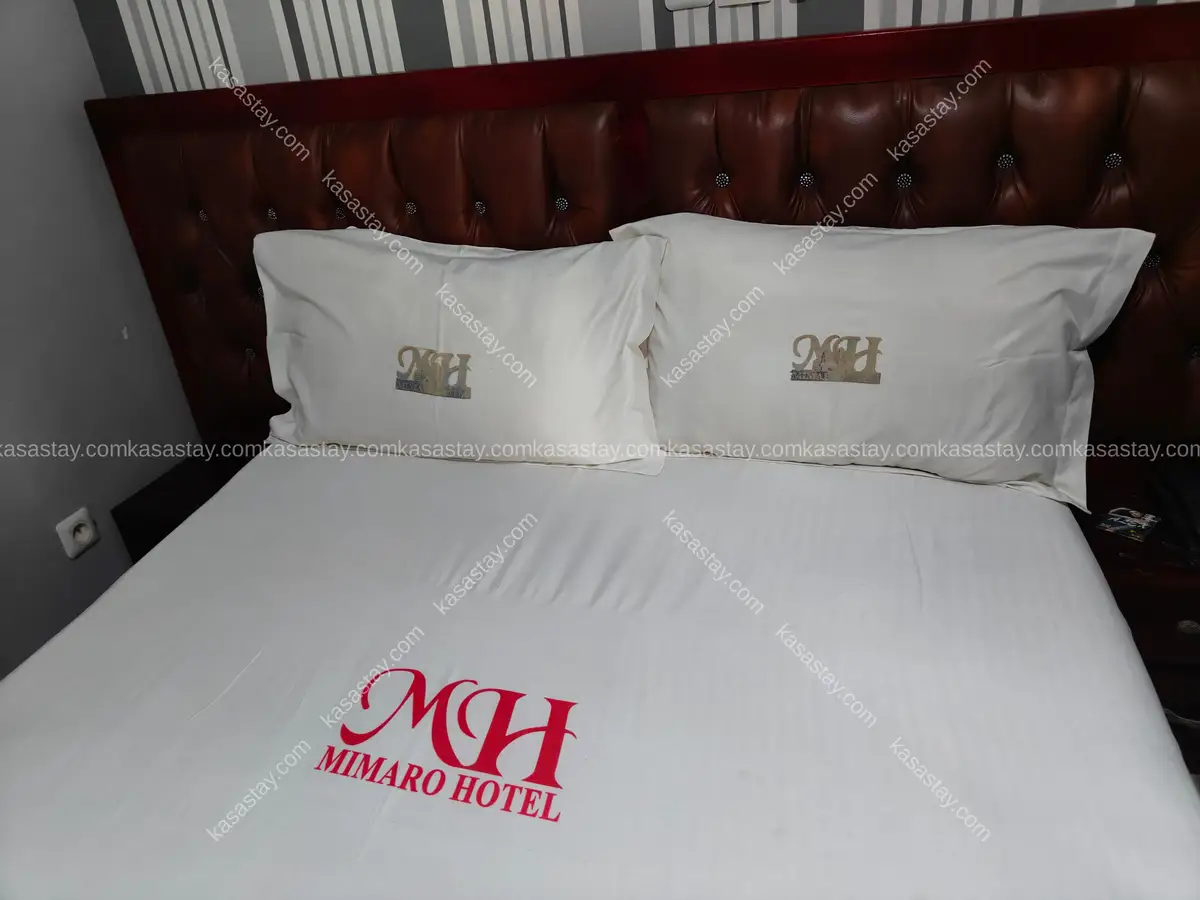 Chambre meublée vip climatisée Chez la résidence le Mimaro située à Mbalgong 3