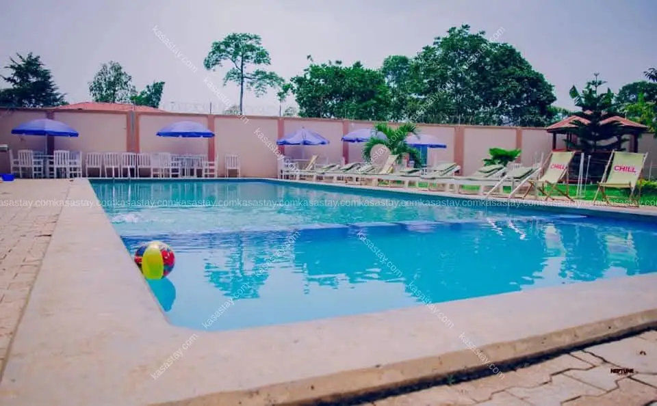 Espace événementiel avec piscine à simbock Carefour abanda 3