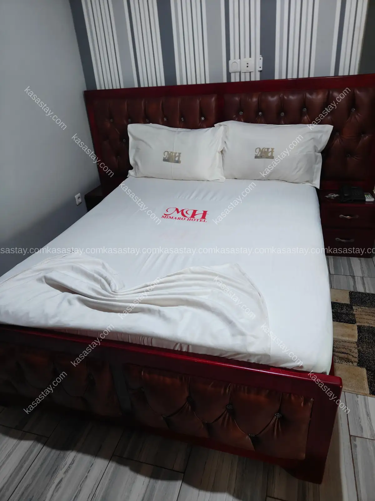 Chambre meublée vip climatisée Chez la résidence le Mimaro située à Mbalgong