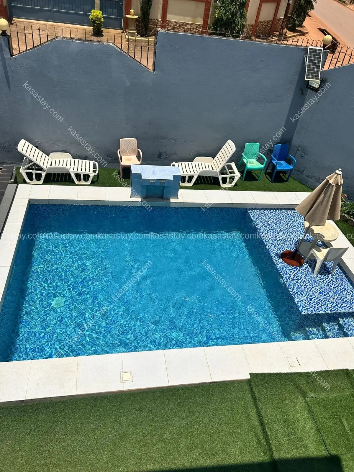 Piscine et appartement meublé disponible au commissariat Odza 2