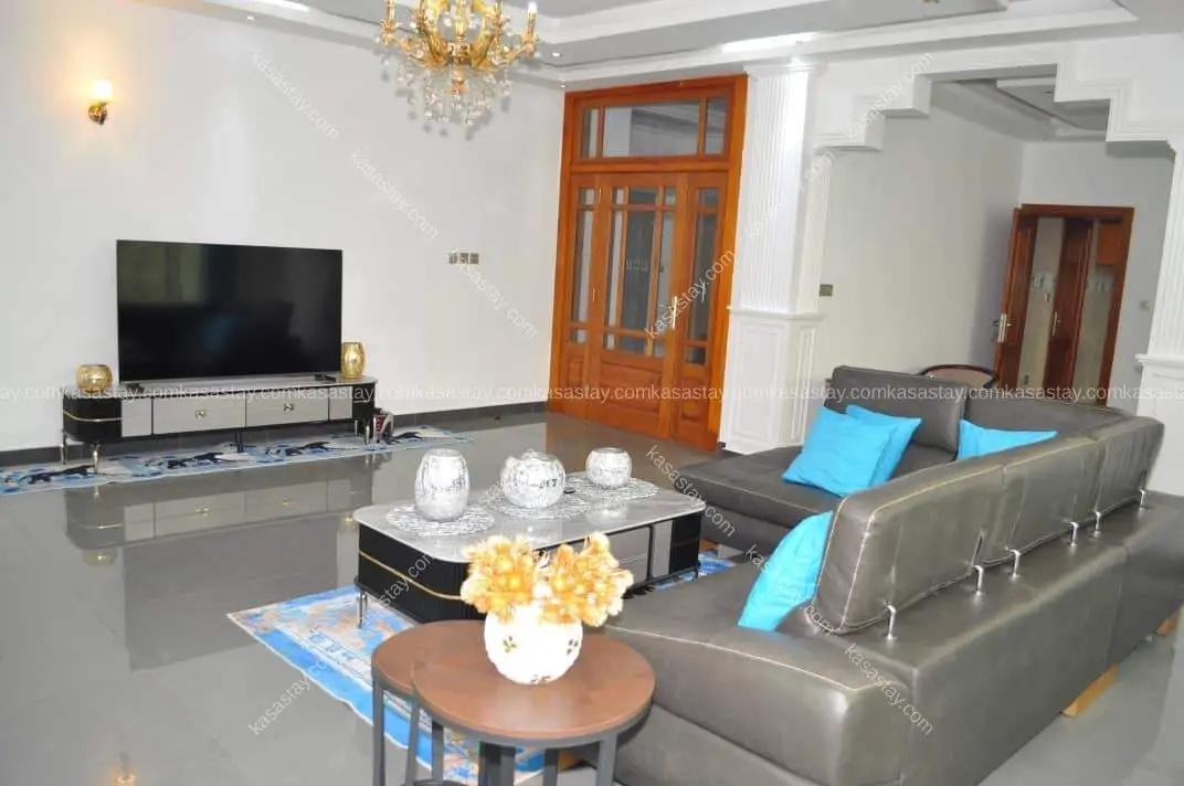 Property in Quartier Bastos, 3 bedrooms