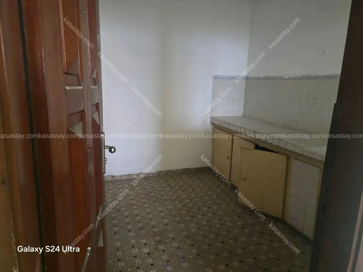 Townhouse in Deïdo, Douala, 3 bedrooms 5