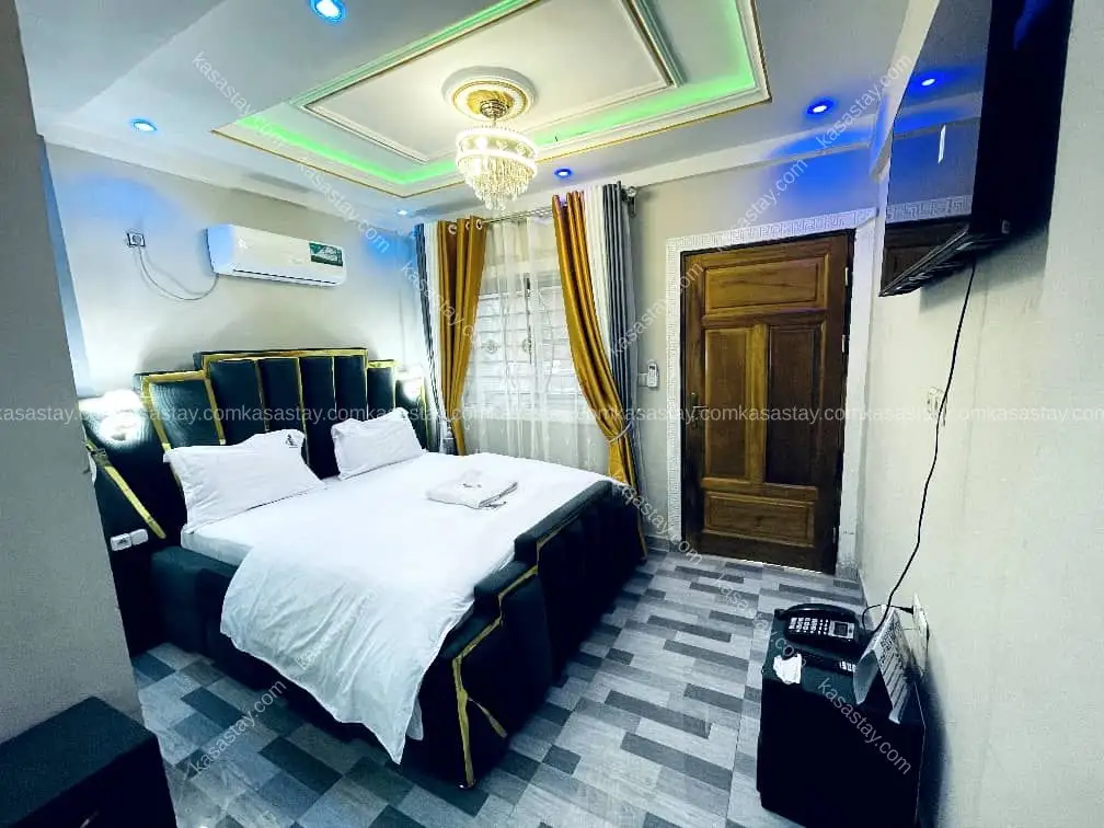 Chambre 002 de style continental, confortable et entièrement meublée, luxueuse et située dans un Tatam