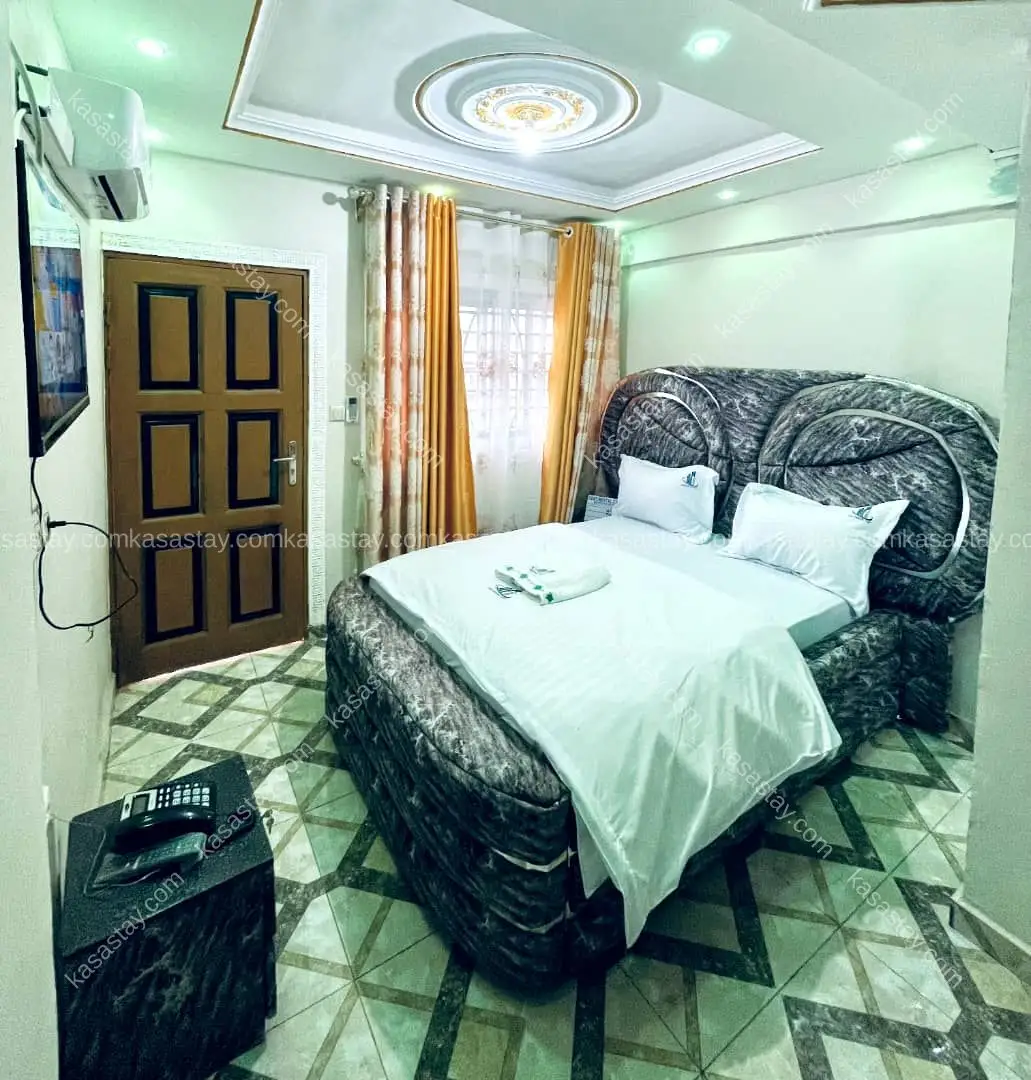 Chambre 006 de style continental, confortable et entièrement meublée, luxueuse et située dans un Tatam