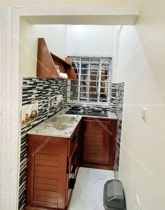 Chambre 005 de style continental, confortable et entièrement meublée, luxueuse et située dans un Tatam 3