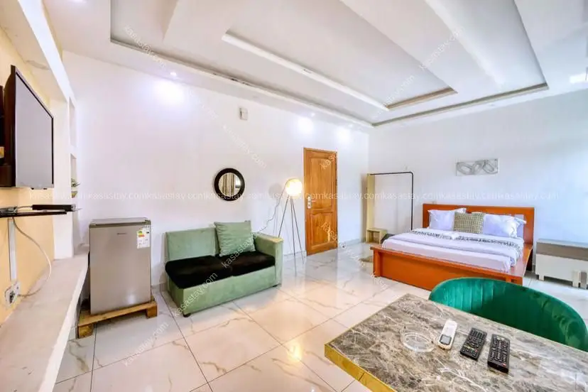chambre moderne(103) avec coin cuisine à 8mins de l'aéroport de Douala 3