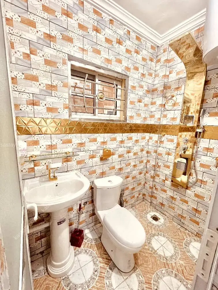 Chambre 005 de style continental, confortable et entièrement meublée, luxueuse et située dans un Tatam 2
