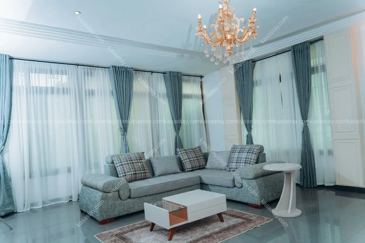 Property in Quartier Bastos, 3 bedrooms