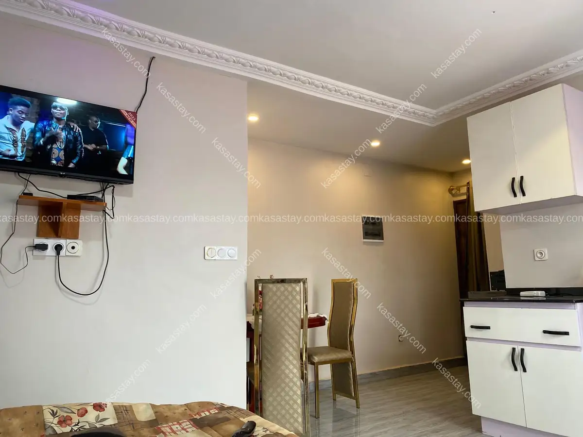 Chambre moderne au goudron à Nsimeyong, Yaoundé 5