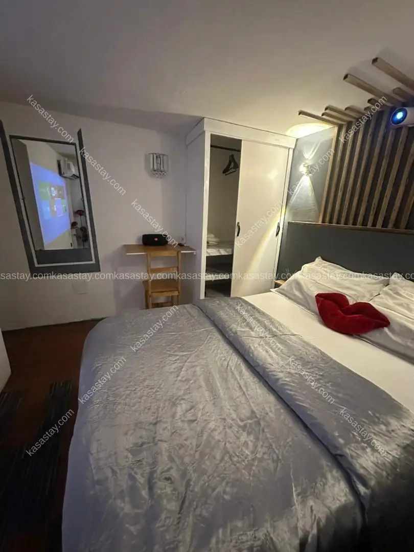 Studio moderne et chaleureux avec escalier design. 4