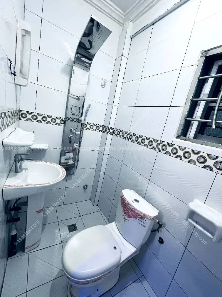 Chambre 002 de style continental, confortable et entièrement meublée, luxueuse et située dans un Tatam 5