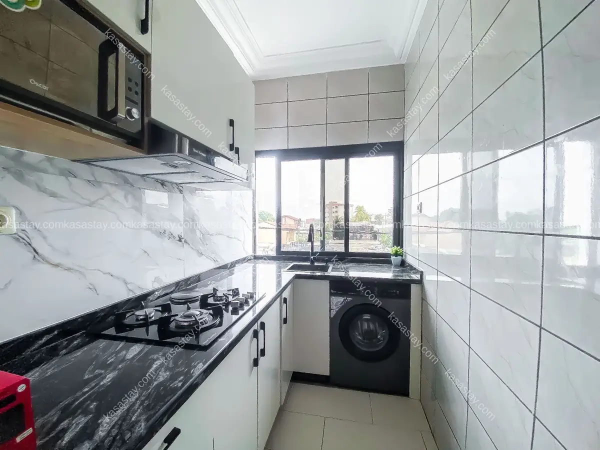 Appartement sûr, avec accès direct depuis la route et de grandes fenêtres, à Ssadi 5
