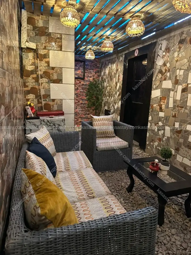 Studio moderne et chaleureux avec escalier design. 5
