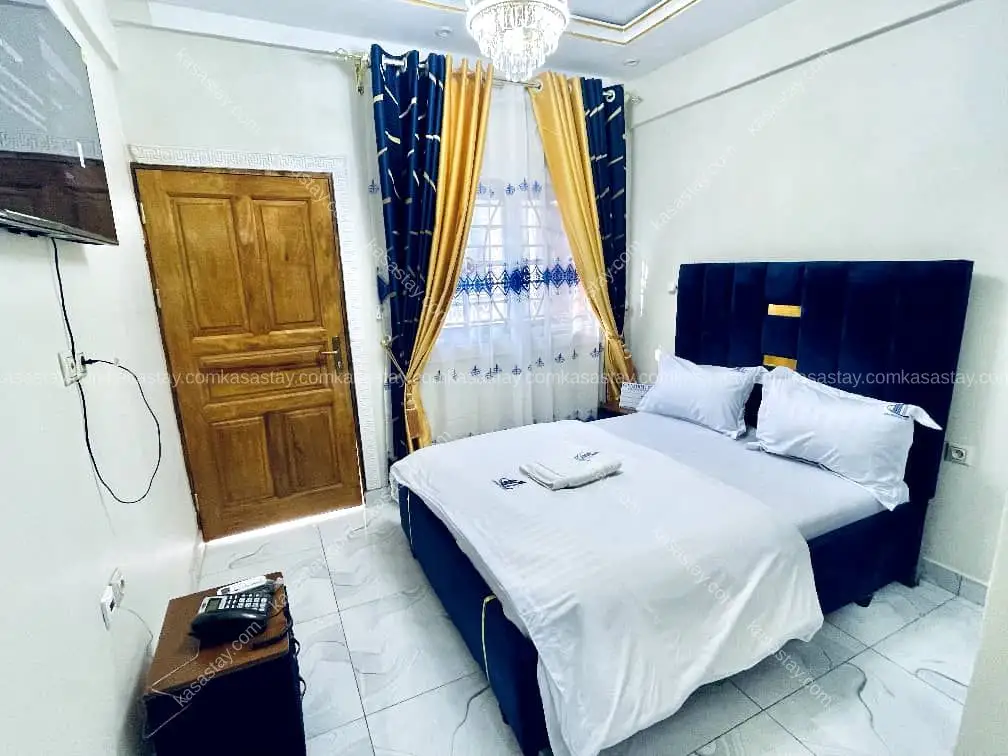 Chambre 003 de style continental, confortable et entièrement meublée, luxueuse et située dans un Tatam