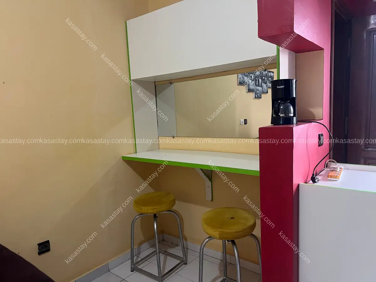 Studio meublé 106 par Neponland ( Japoma entrée usine babouche chinoise ) 2