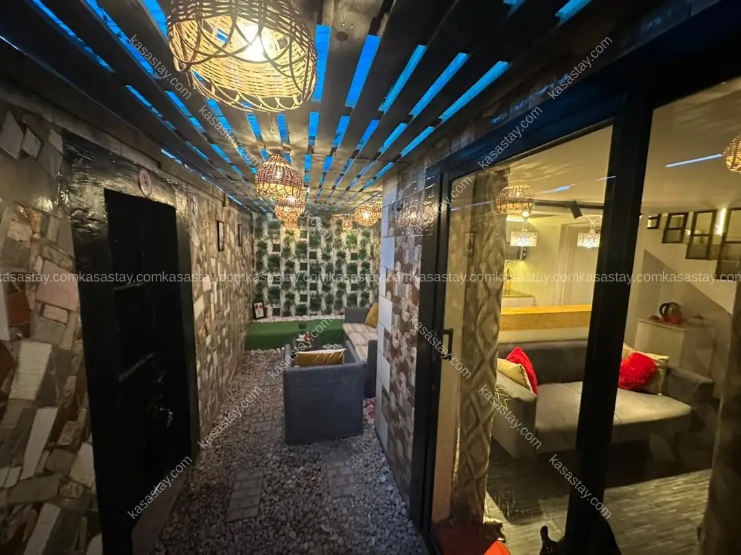 Studio moderne et chaleureux avec escalier design. 2