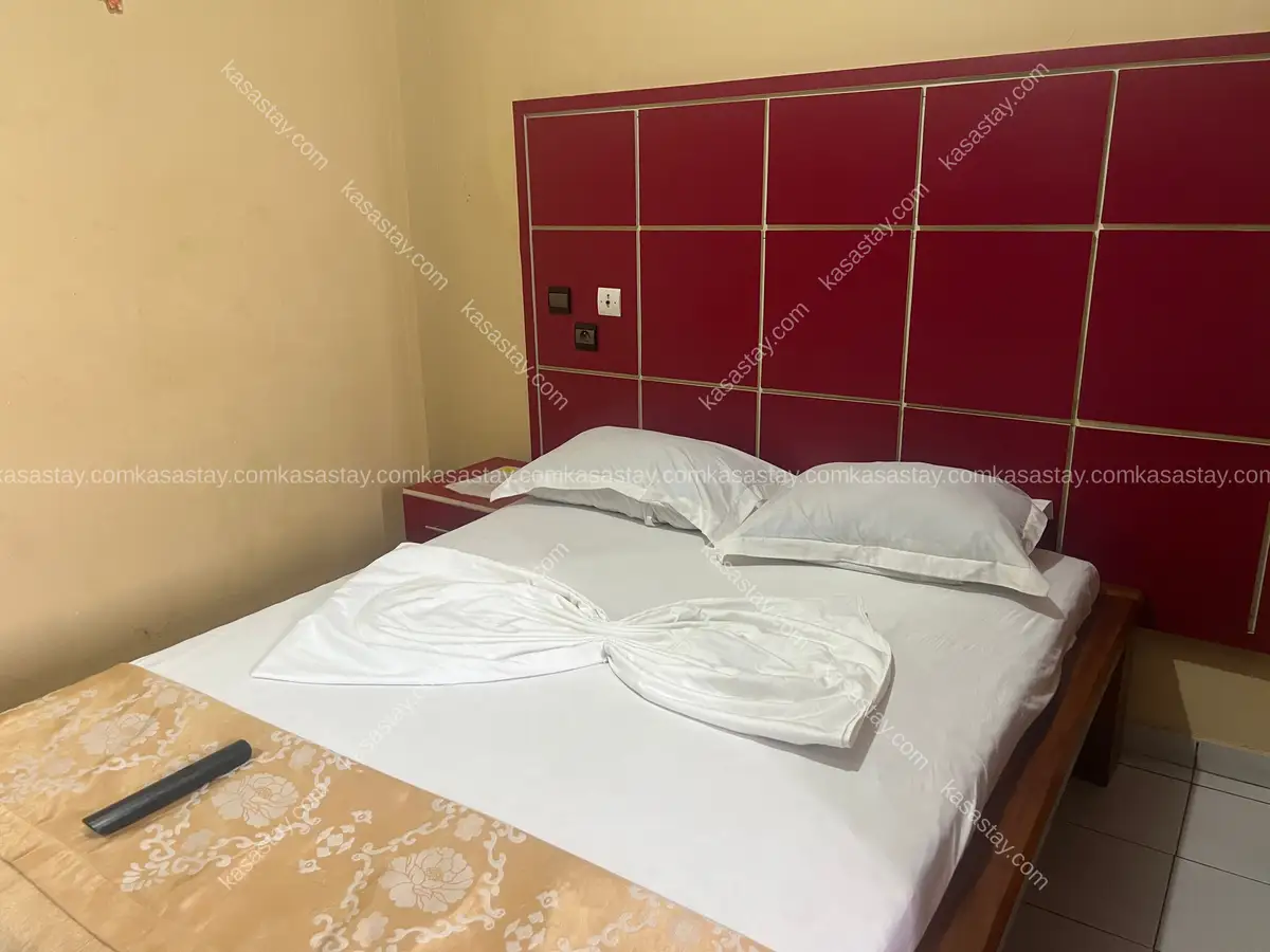 Chambre meublée 107 par Neponland ( Japoma entrée usine babouche chinoise ) 3