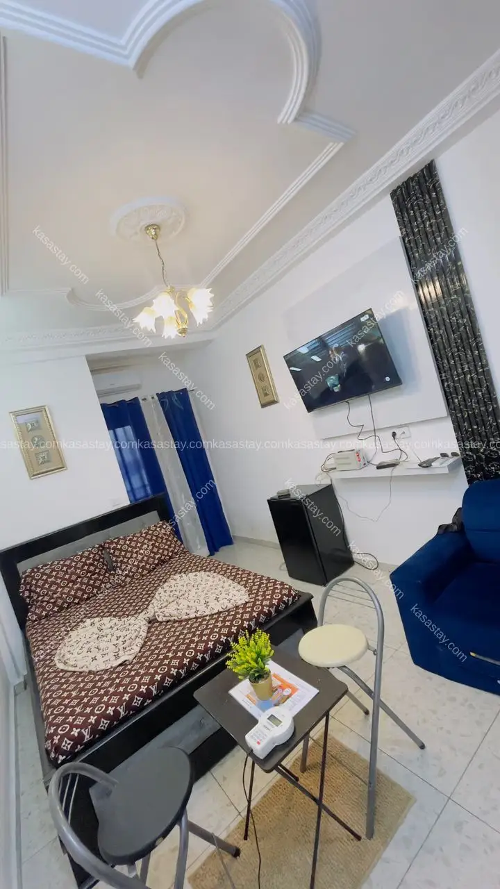 Chambre meublée B9 by Berlinas Guest House ( Ndogbong citadelle )