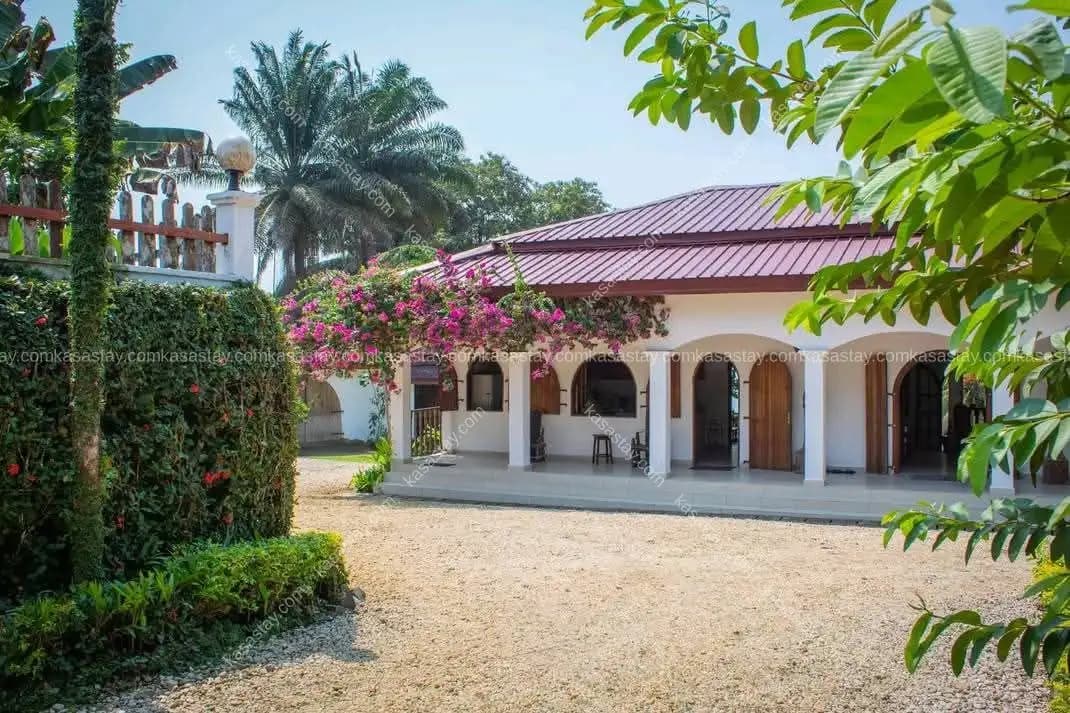 Villa meublée piscine privée+bordure de mer 2