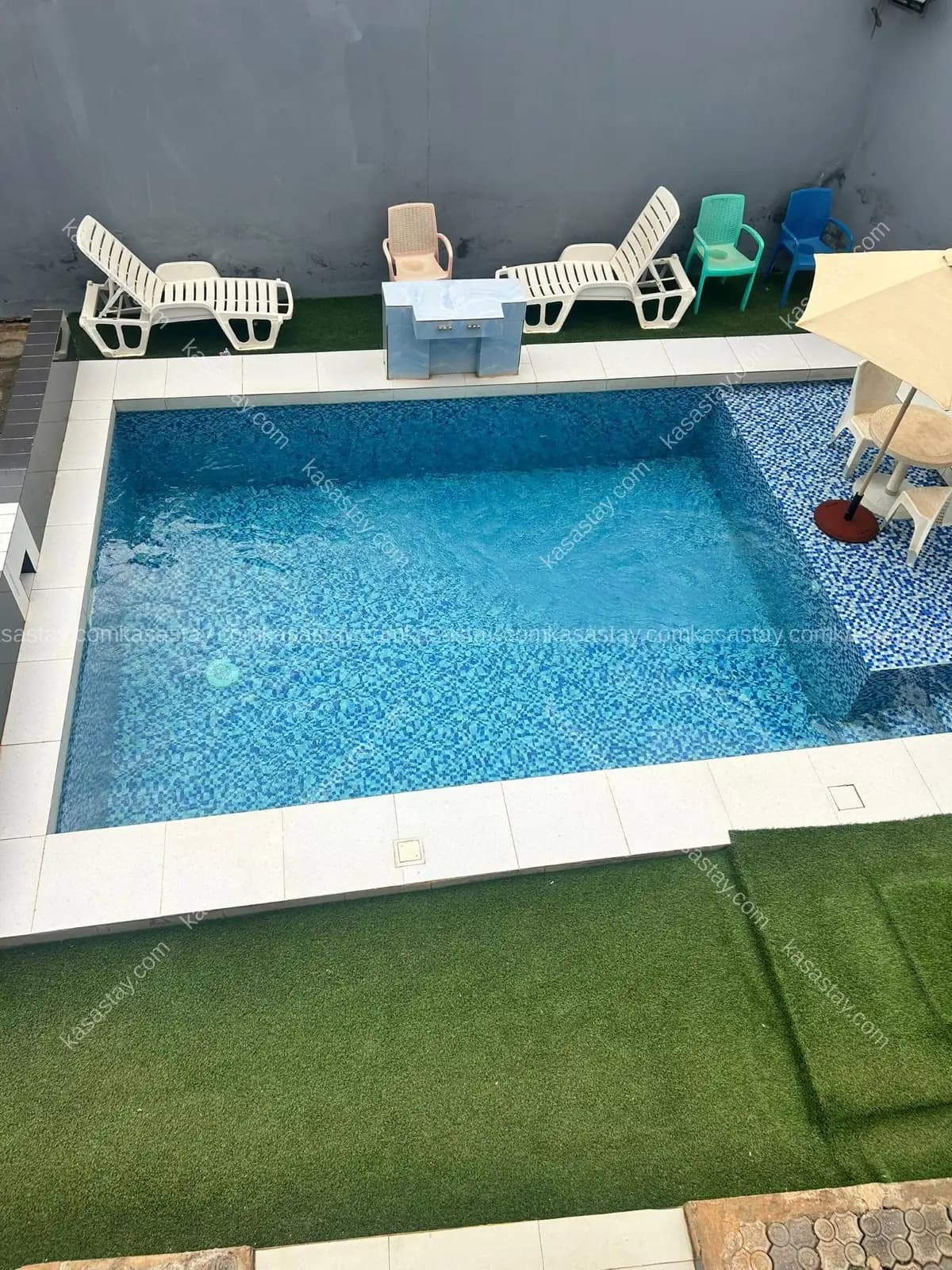 Piscine et appartement meublé disponible au commissariat Odza 