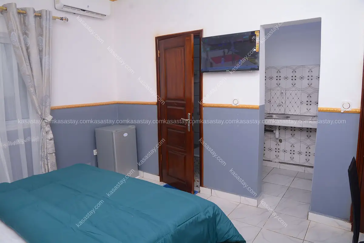 Chambre 02 Ajieh Rest House, (Douala, Lendi maison blanche, tu n face école felyma) 5