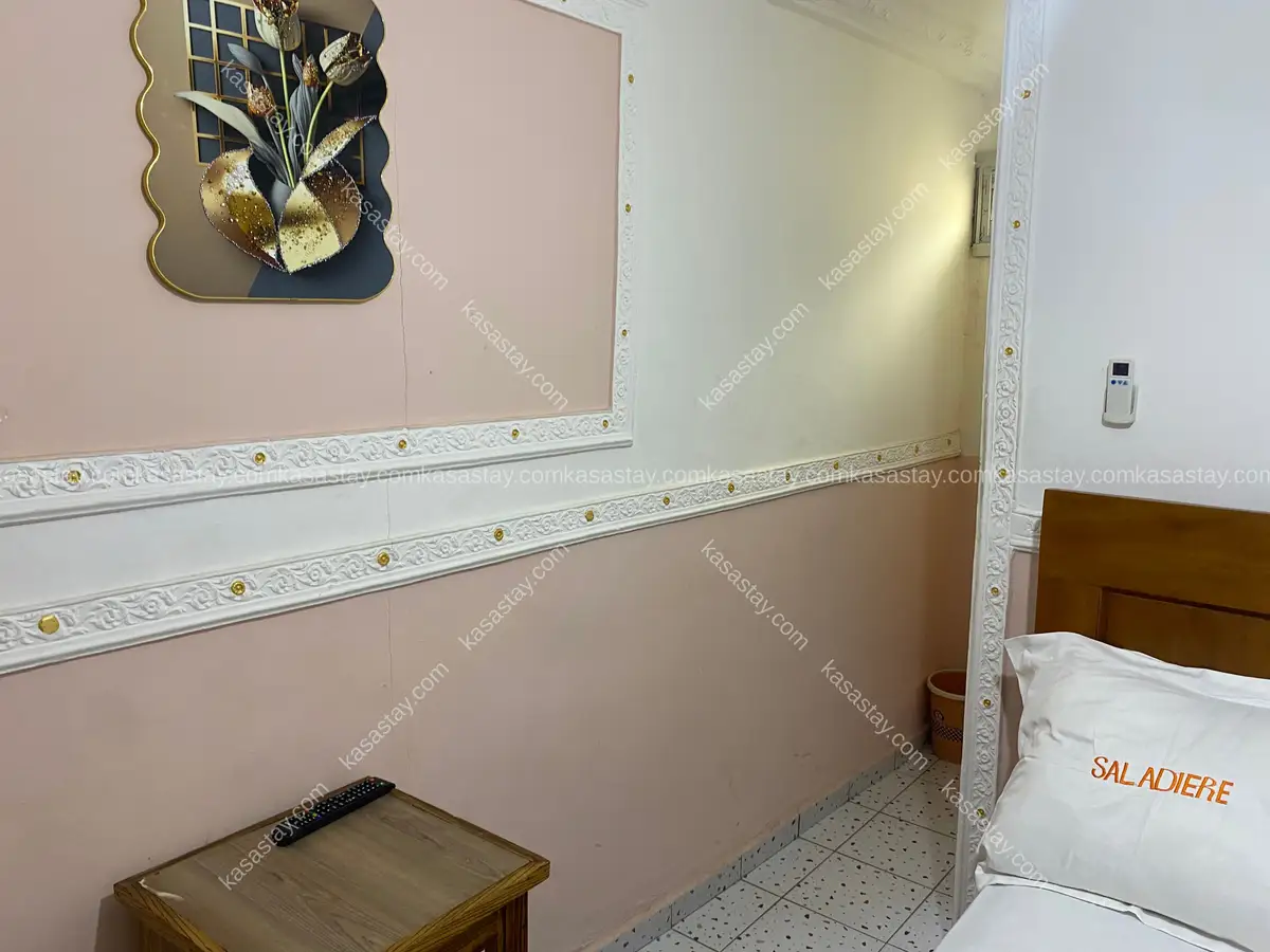 Chambre meublée A4 par Saladière ( cité sic) 5