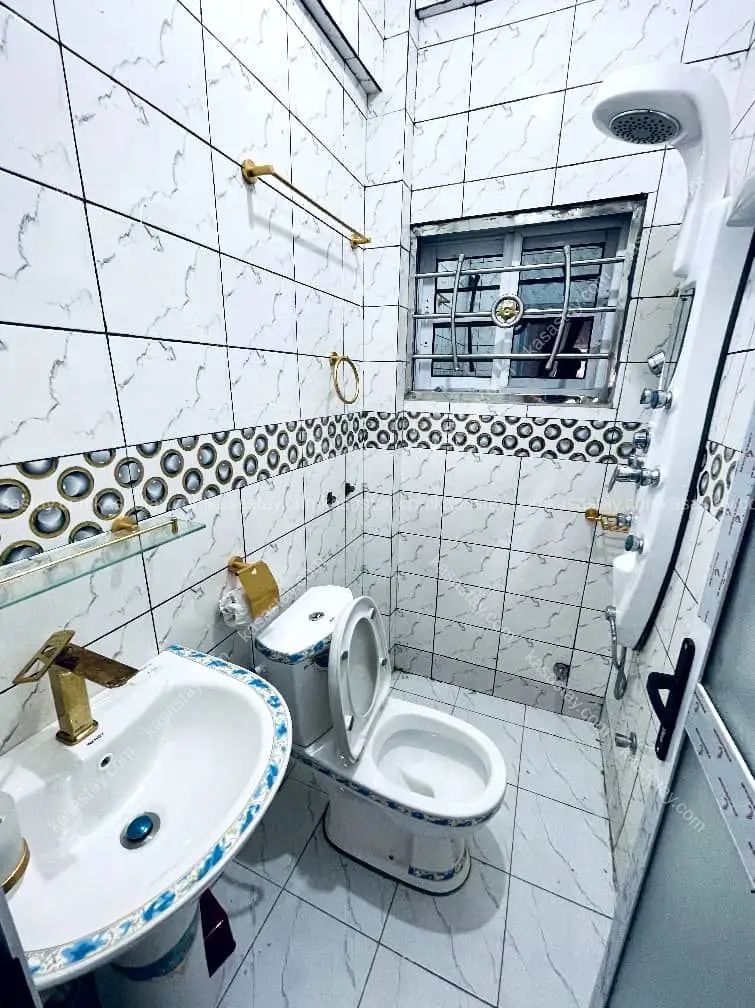 Chambre 007 de style continental, confortable et entièrement meublée, luxueuse et située dans un Tatam 3