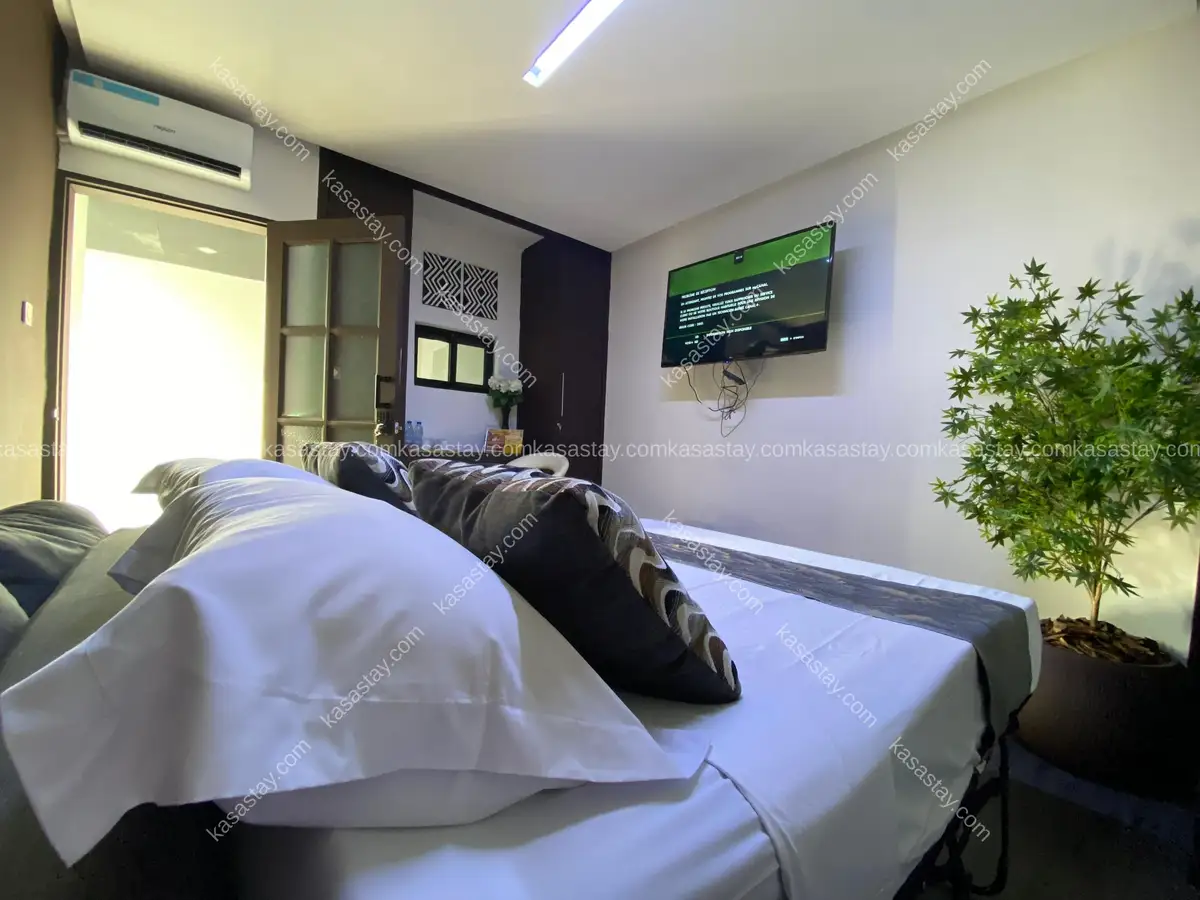 Chambre spacieuse et artistique avec baignoire, Wi-Fi et sécurité 24h/24 5