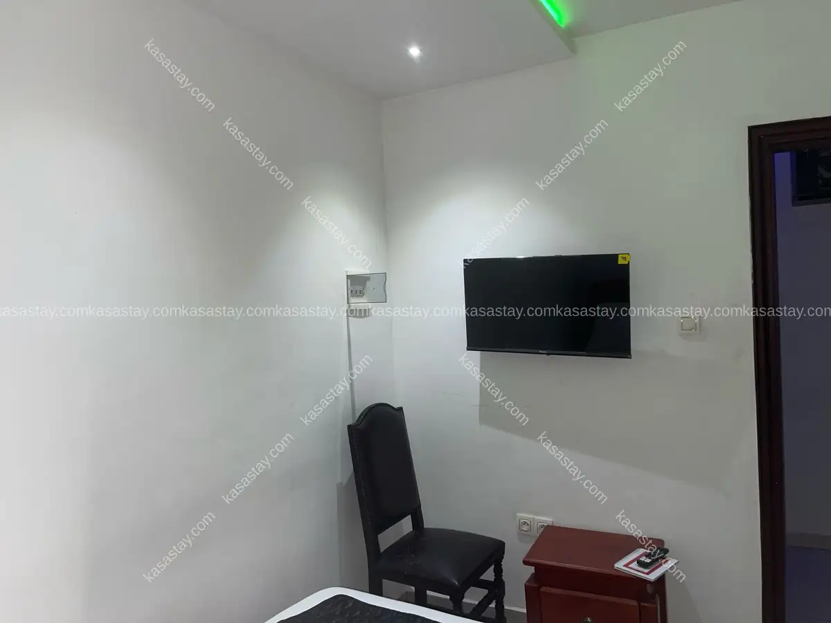 Chambre meublée 002