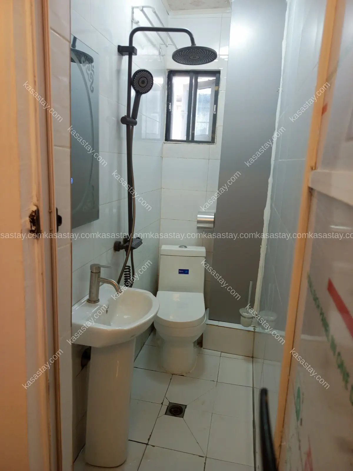 Chambre 101 by résidence kingdom tower ( makepe à côté de la station Jeff oil) 3