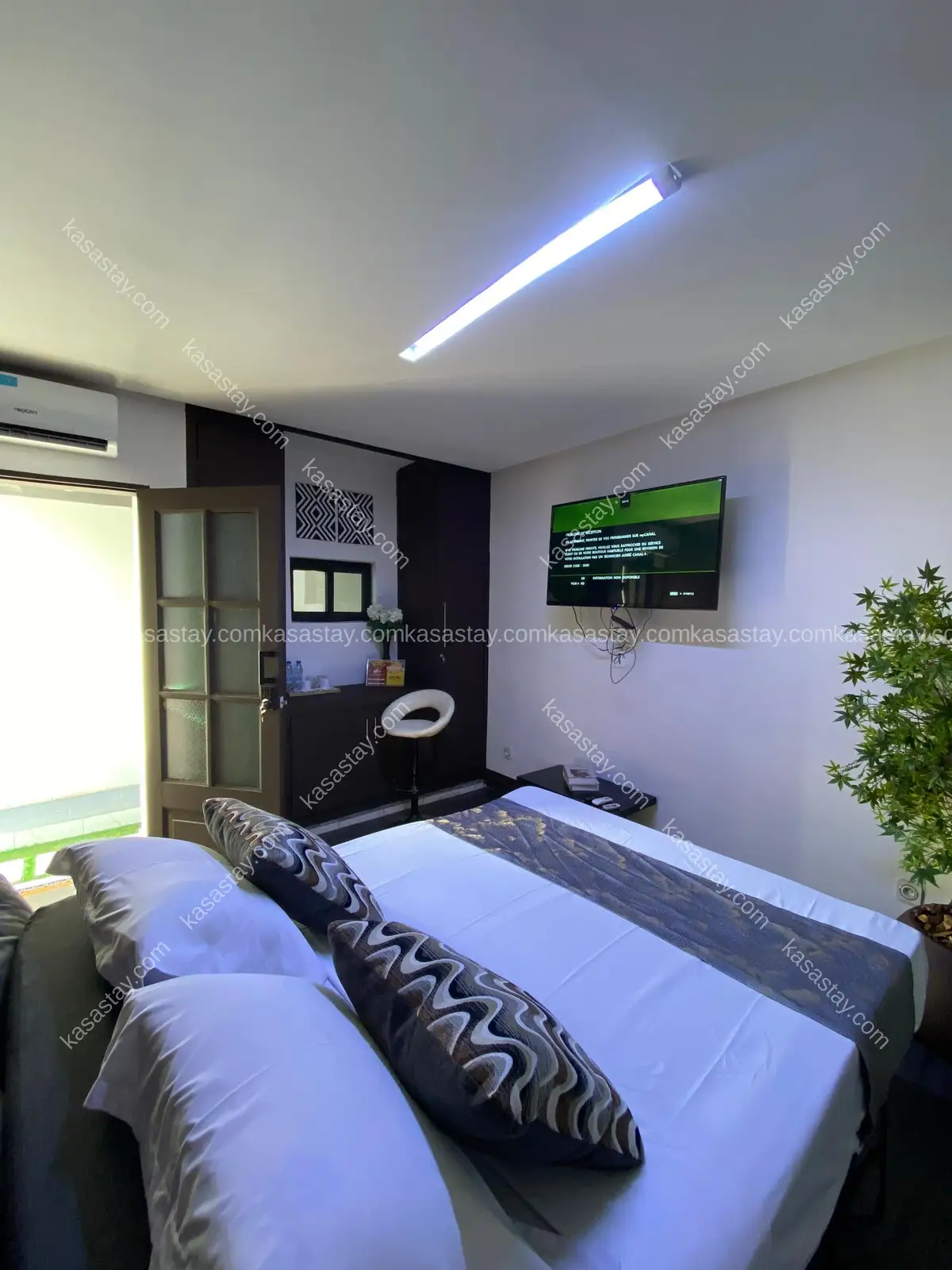 Chambre spacieuse et artistique avec baignoire, Wi-Fi et sécurité 24h/24 4