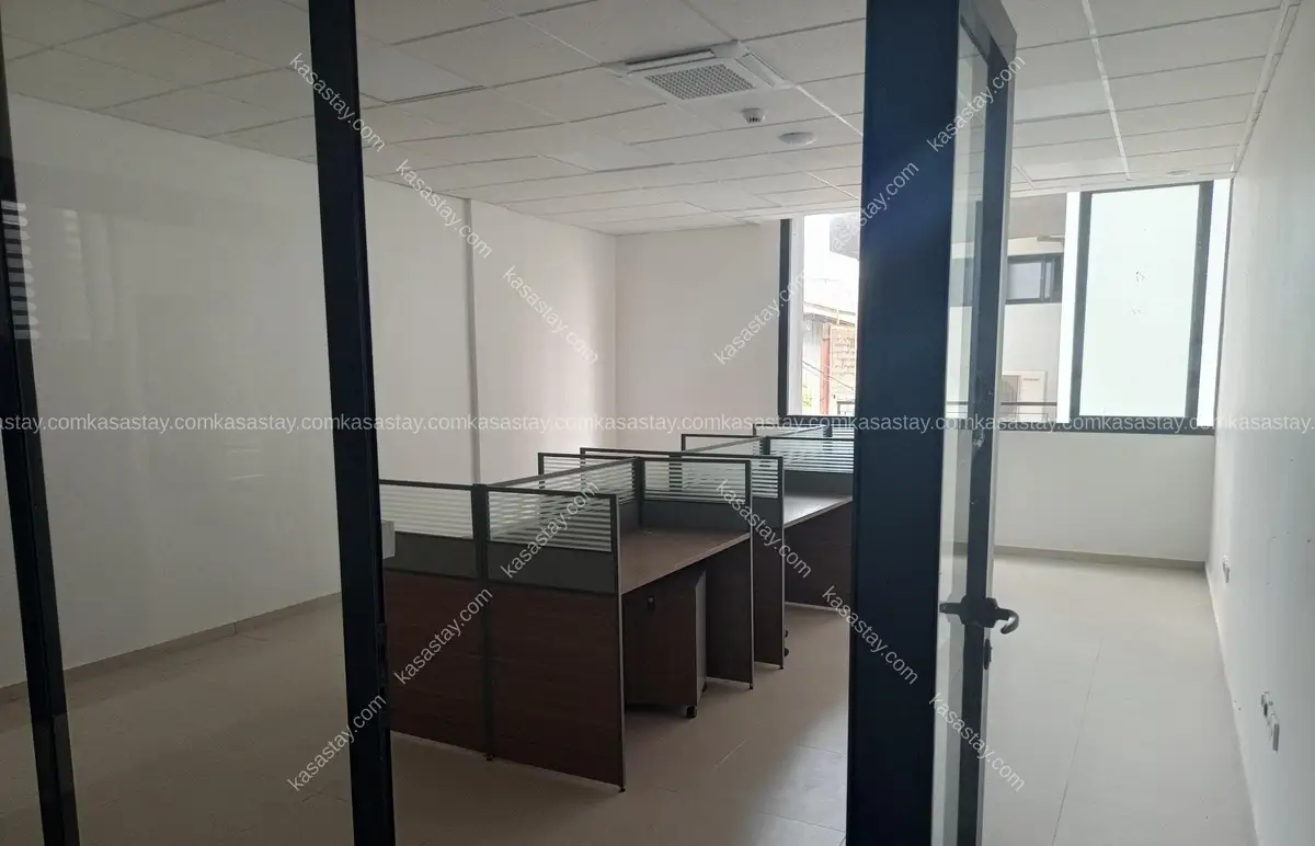 Bureau équipé_PLANET OFFICES