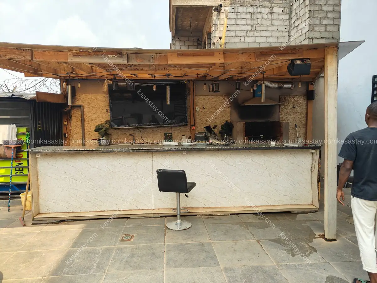 Espace événementiel avec piscine à la barrière ahala 3