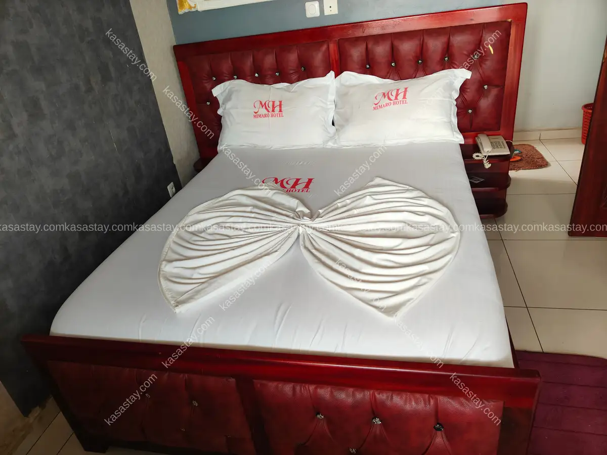 Chambre meublée vip climatisée Chez la résidence le Mimaro située à Mbalgong