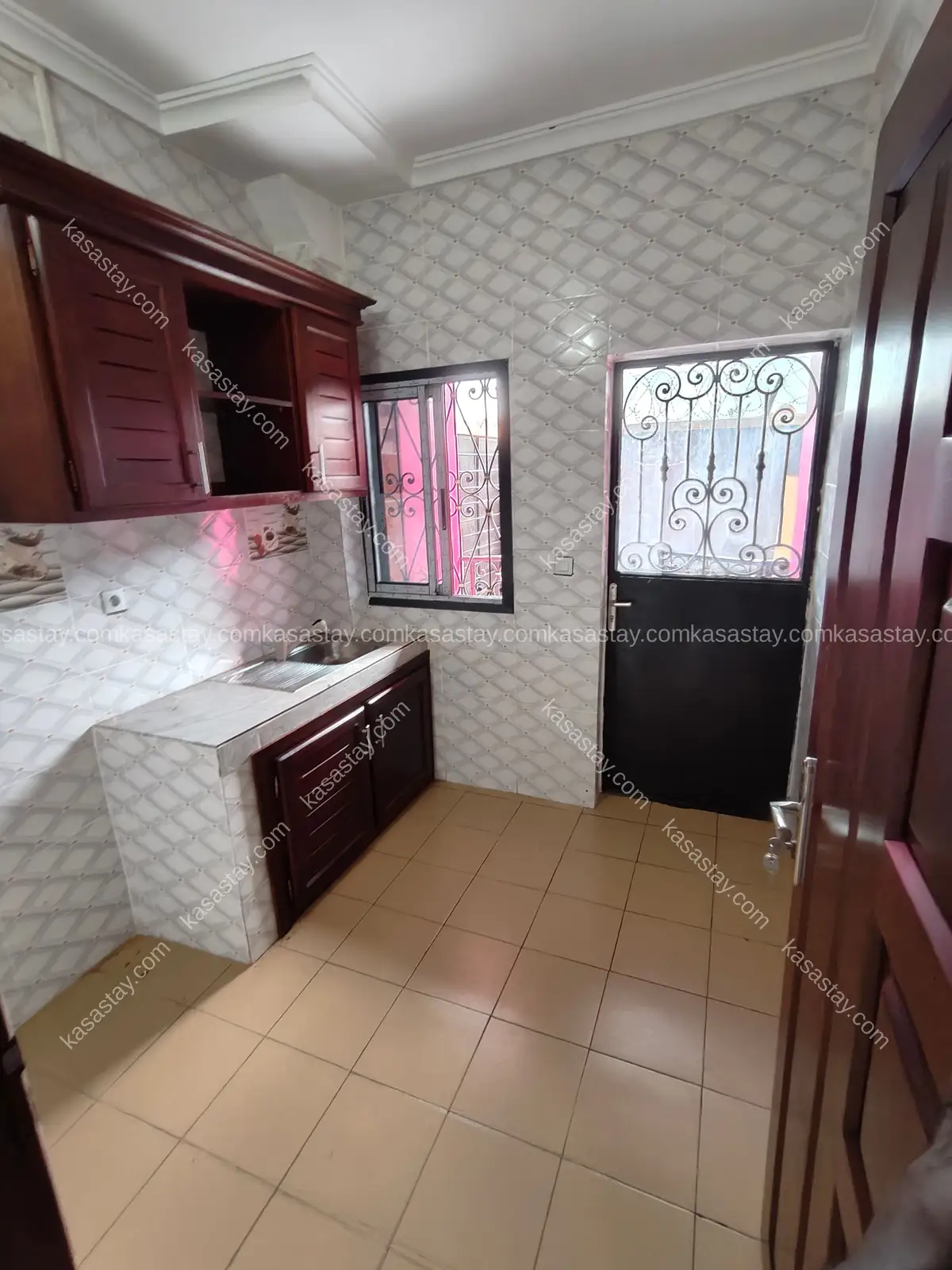 Appartement 3 chambres à louer au niveau du commissariat odza 4