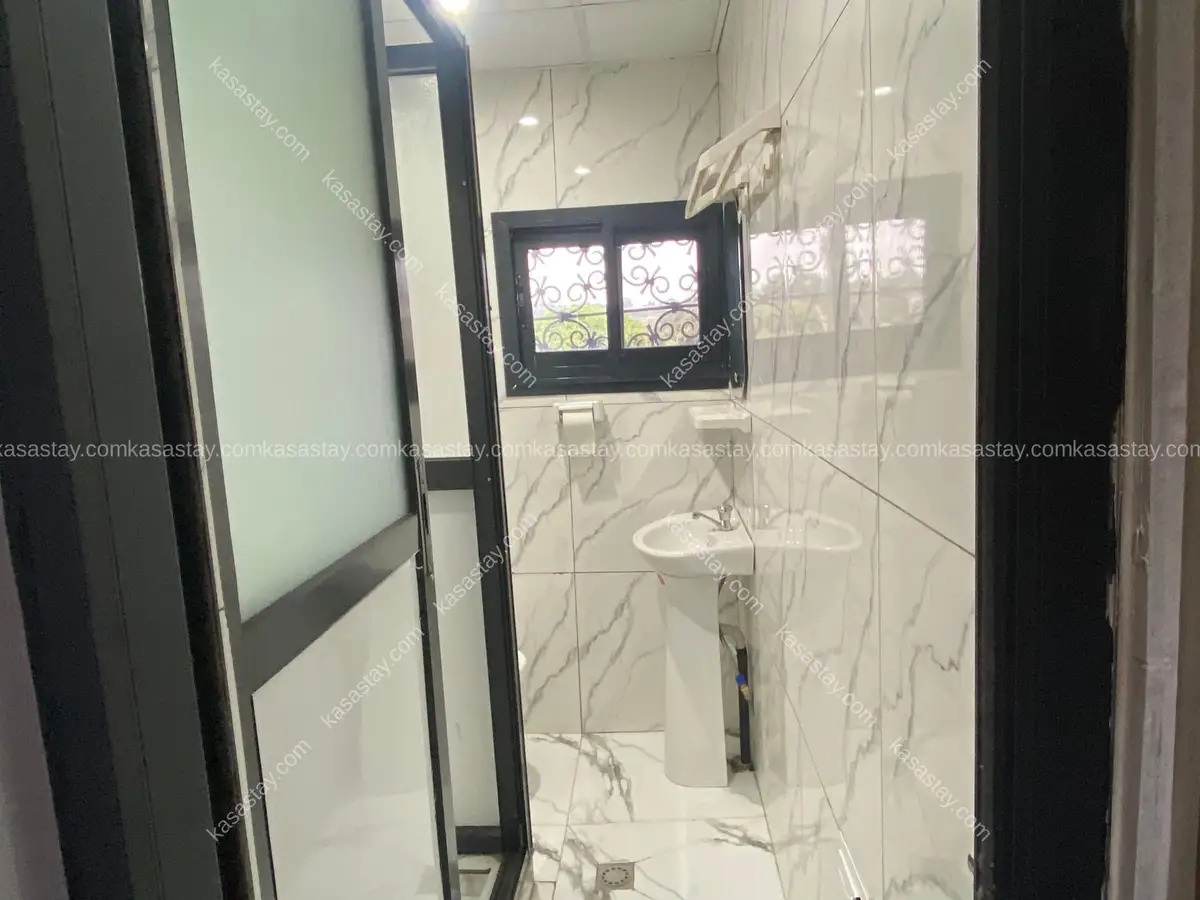 Chambre moderne au goudron à Nsimeyong, Yaoundé 2