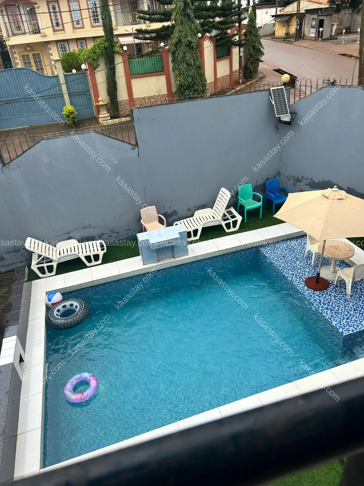 Piscine et appartement meublé disponible au commissariat Odza 5