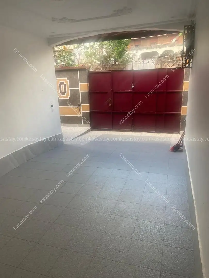 House in biyem-assi bambis, 4 bedrooms 5