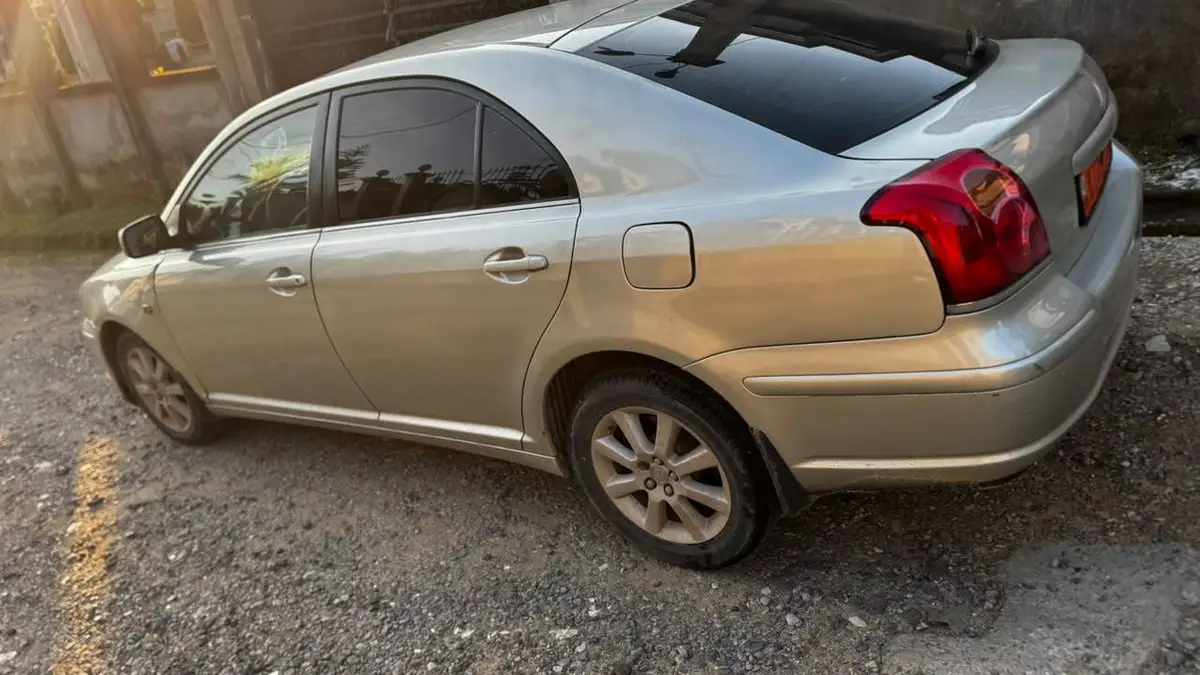 Toyota Avensis Sedan 4