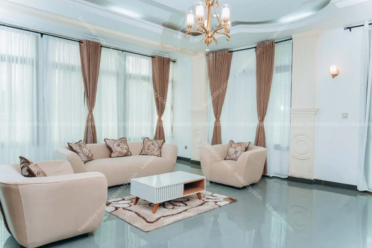 Property in Quartier Bastos, 3 bedrooms